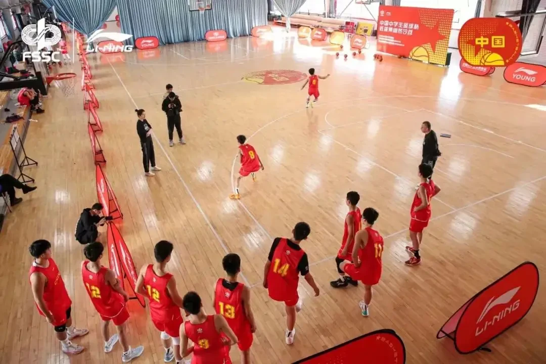 老年人如何安全地进行篮球接球训练?_1